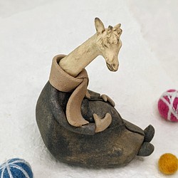 「もうすぐお母さんの麒麟」陶製　創作オブジェ 1枚目の画像