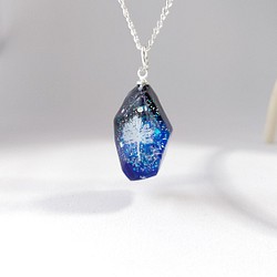 ＊冬の新作＊ダイヤモンドダストと木のキラキラ輝く鉱石型レジンのネックレス 1枚目の画像