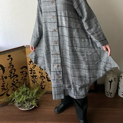 贅沢なボタン使いのコクーンシルエット手織り綿コートワンピ　後ろ裾ボタンの留め方で自由にシルエットを変えられる　グレイ絣 1枚目の画像