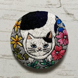 手刺繍オリジナルブローチ＊見上げる猫 1枚目の画像