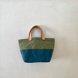 パラフィン帆布の小さな鞄(薄茶×青鈍色) 1枚目の画像