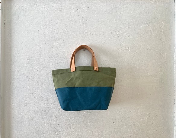 パラフィン帆布の小さな鞄(薄茶×青鈍色) 1枚目の画像