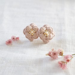 8枚花びら 刺繍イヤリング・ピアス 桜色 イヤリング・ノンホールピアス