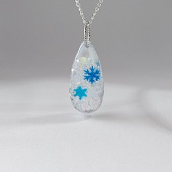 ＊冬の新作＊青と水色の雪の結晶とホログラムのしずく型ネックレス 1枚目の画像