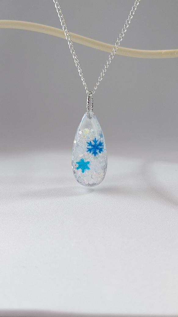 ＊冬の新作＊青と水色の雪の結晶とホログラムのしずく型ネックレス 1枚目の画像