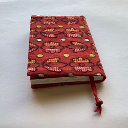 赤　花柄のブックカバー　A6判用 1枚目の画像