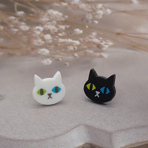 オッドアイのねこちゃんピアス ピアス（スタッド・一粒） ふかふか工房