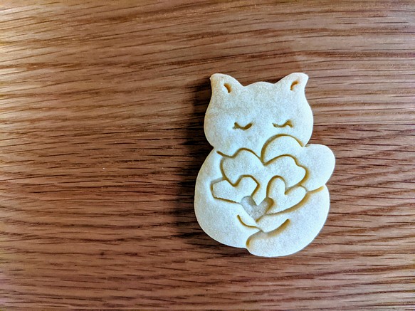 ハートを抱く猫　クッキーカッター／クッキー型 1枚目の画像