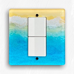 『取替可能な、お家の小窓』レジン風ビーチ　ワイド21　スイッチカバープレート　本体 1枚目の画像