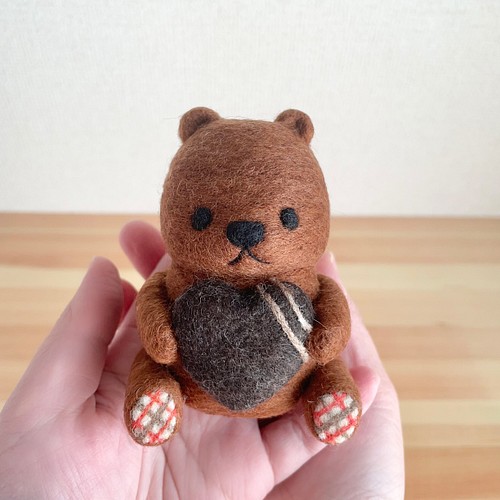 ハートチョコを抱えたクマさん＊羊毛フェルトのマスコット