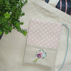 文庫本刺繍の布のブックカバー（花束） 1枚目の画像