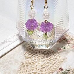 紫陽花とクラック水晶のピアス 1枚目の画像