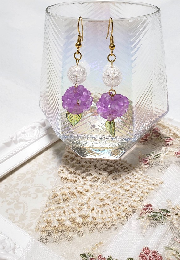 紫陽花とクラック水晶のピアス 1枚目の画像