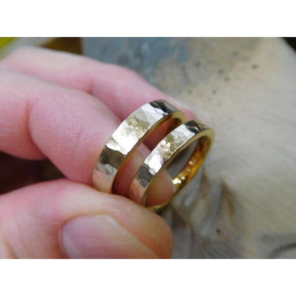 24金 結婚指輪【純金×鍛造】槌目模様の平打ちリング 光沢加工 男性4mm 女性3mm
