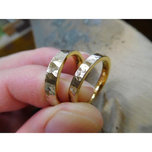 24金 結婚指輪【純金×鍛造】槌目模様の平打ちリング 光沢加工 男性4mm