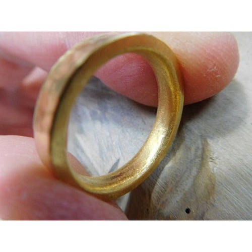 24金 結婚指輪【純金×鍛造】槌目模様の平打ちリング 光沢加工 男性4mm