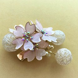 送料無料　桜と糸玉のクリップ付きコサージュ 1枚目の画像