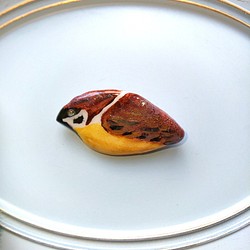 粘土のスズメのブローチ 1枚目の画像