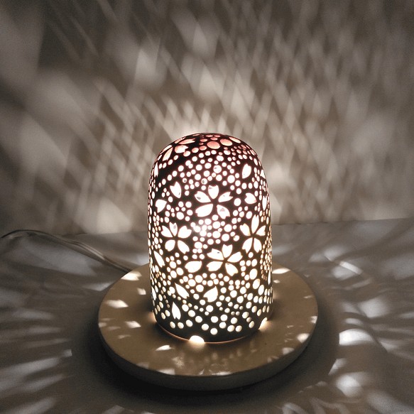 陶器ランプ通販窯元やす波窯の陶器ランプシェード『桜舞』は 縦型桜の照明で3色パステルカラーのグラデーションをつけています 1枚目の画像