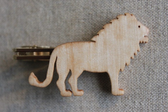 ライオン木製ネクタイピン 1枚目の画像