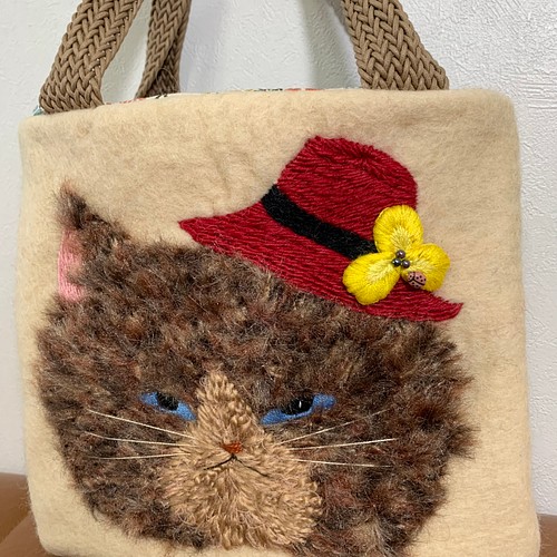 赤い帽子をかぶった茶猫さん 羊毛フェルト生地のバッグ ハンドバッグ 