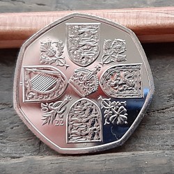チャールズ3世 50ペンス 新デザイン イギリス コイン英国 2022年  8g 27mm 1枚目の画像