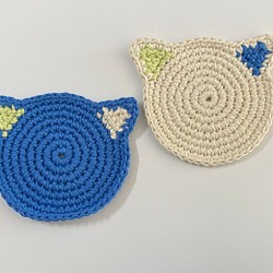 おばあちゃんが編む〝気まぐれ猫コースター〟※爽やかブルー×クリーム 1枚目の画像