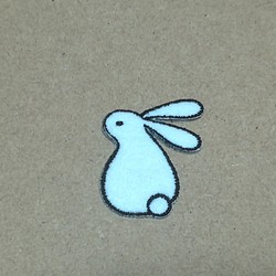 見上げるうさぎの刺繍ワッペン/干支卯 ウサギ 兎/選べるサイズ 1枚目の画像