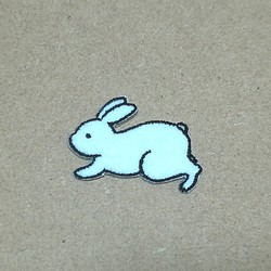 走るうさぎの刺繍ワッペン/干支卯 ウサギ 兎/選べるサイズ 1枚目の画像