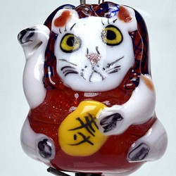 招きネコのトンボ玉　ガラスのジュエリー　ペンダントトップ（10573-453）cat beads 作家物一点物 1枚目の画像