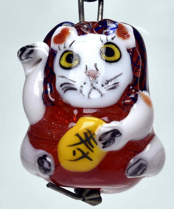 招きネコのトンボ玉　ガラスのジュエリー　ペンダントトップ（10573-453）cat beads 作家物一点物 1枚目の画像