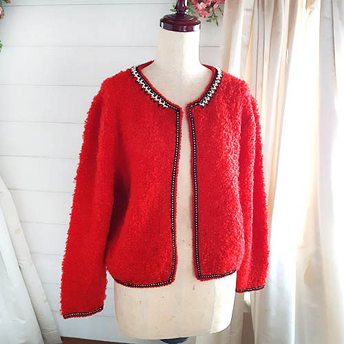 ビーズ刺繍がポイントの赤のモールニット 手編みカーディガン