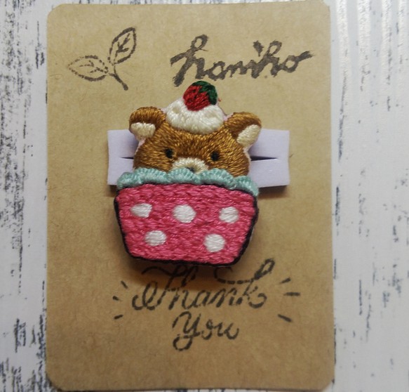 クマのカップケーキ　刺繍ブローチ 1枚目の画像