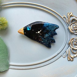 粘土の黒い鳥のブローチ 1枚目の画像