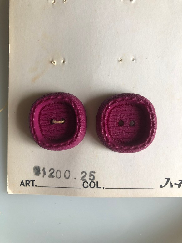 アンティーク ボタン 2個　ビンテージ 昭和 レトロ 個性的 ハンドメイド素材 日本製 ポップ アクセ 紫　ワインレッド 1枚目の画像