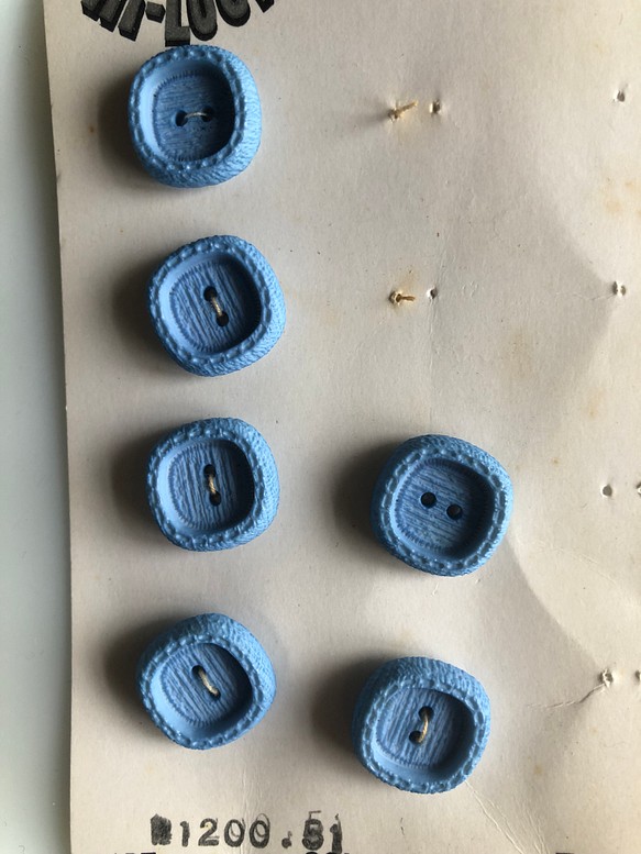 アンティーク ボタン 6個　ビンテージ 昭和 レトロ 個性的 ハンドメイド素材 日本製 ポップ アクセ 水色　ブルー 1枚目の画像