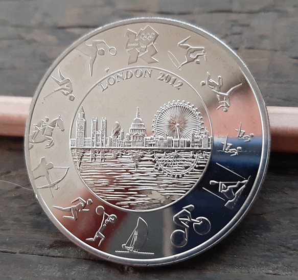 ロンドンオリンピックデザイン  エリザベス女王 英国 イギリス 2012年  ブリティッシュ コイン 5ポンド 1枚目の画像