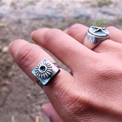 リング シルバー メタル スクエア ブラック シェル 黒蝶貝 シルバー メタル フラワー フリーリング 指輪 1枚目の画像
