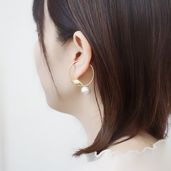圈形耳夾“alter”黃銅棉珍珠不對稱單耳雙耳髮際線 第1張的照片
