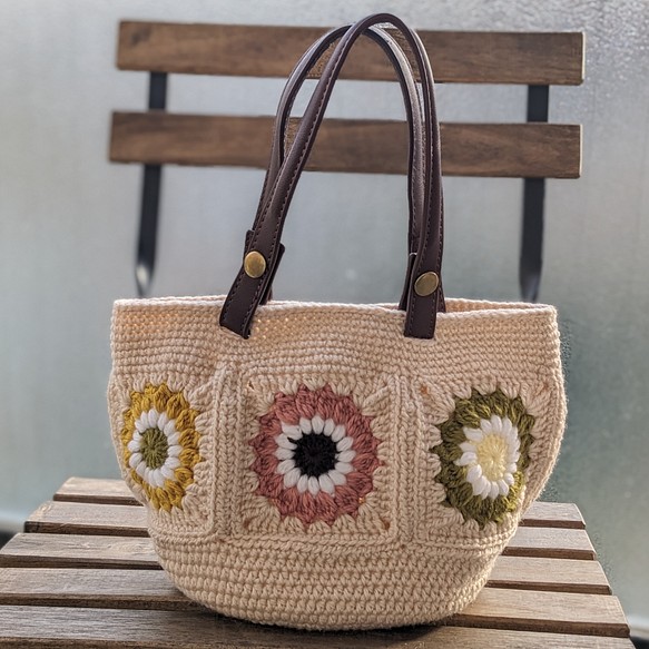 ❤️冬物セール❤️手編みグラニーお花モチーフ✿丸底バッグ 1枚目の画像