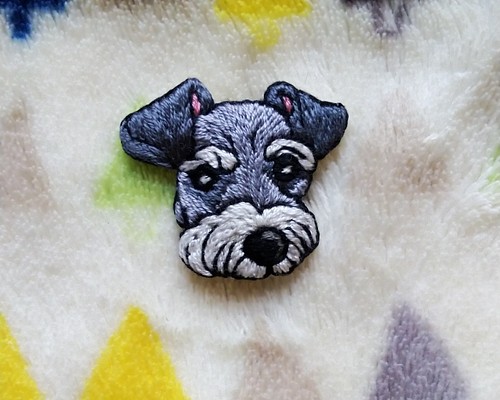 シュナウザーの刺繍ブローチ　犬