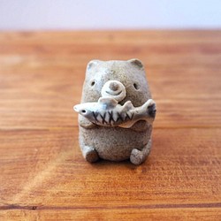 小さな鮭持ち熊さん陶器置物　にっこり 1枚目の画像