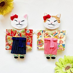 一点物【おめかしおねむねこ】赤袴（ブローチ＆バッグチャームの2way）白猫・フェルト・着物・ドール・春・ひな飾り 1枚目の画像