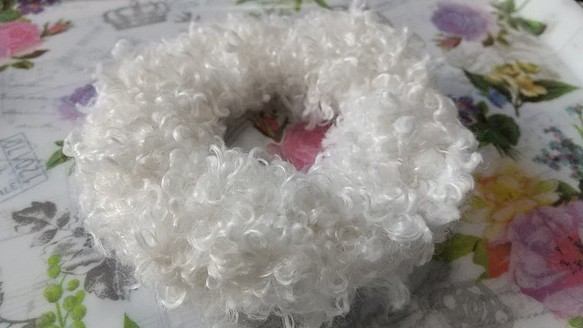 ふわふわの毛糸で編んだシュシュ　◆ファーヤーン　ホワイトプードル◆ 1枚目の画像