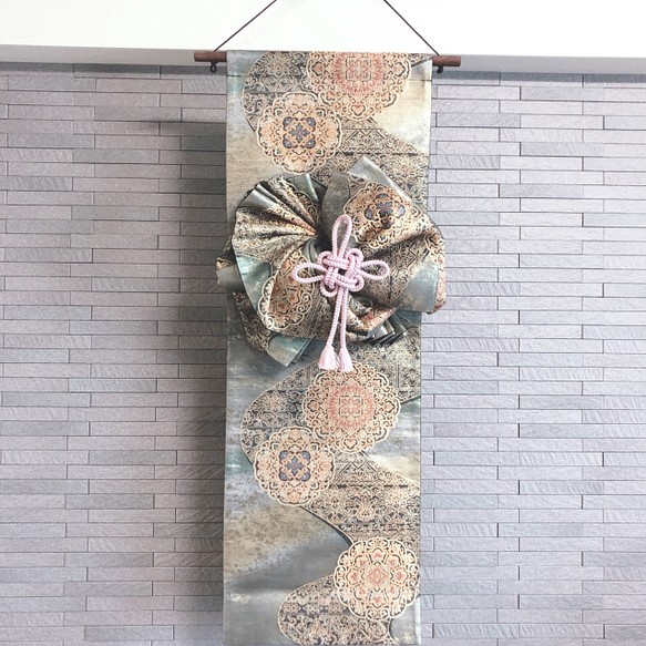 帯をリメイクした飾り結びのあるタペストリー　床の間に　玄関に 1枚目の画像
