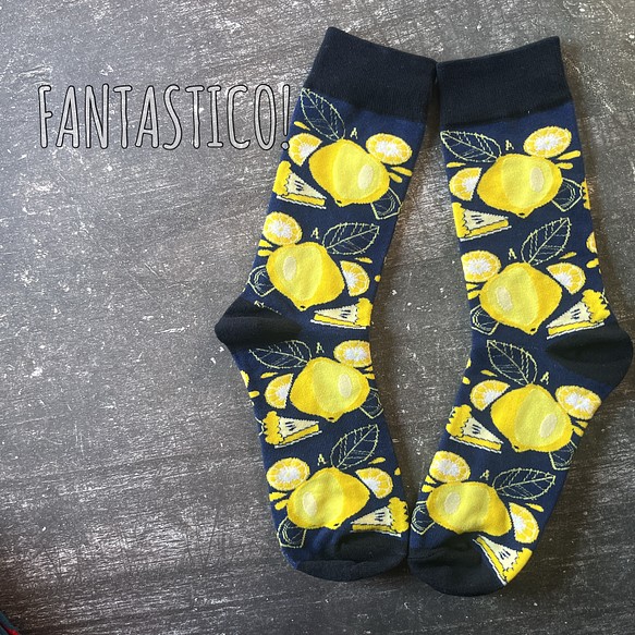 レモン柄ユニセックス靴下❤️スケーターソックス グラフィックポップアート プレゼントプチギフト 北欧デザイン刺繍果物檸檬 1枚目の画像