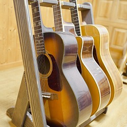 【24時間以内に発送】手作り木工　木製ギタースタンド （ダークウォルナット） ３本掛け 1枚目の画像