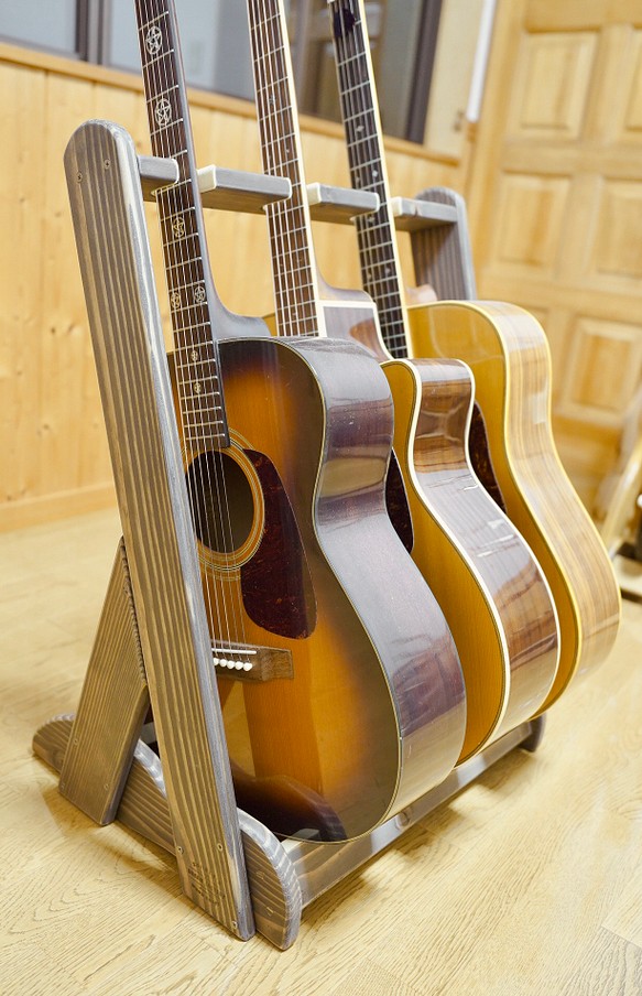 【24時間以内に発送】手作り木工　木製ギタースタンド （ダークウォルナット） ３本掛け 1枚目の画像