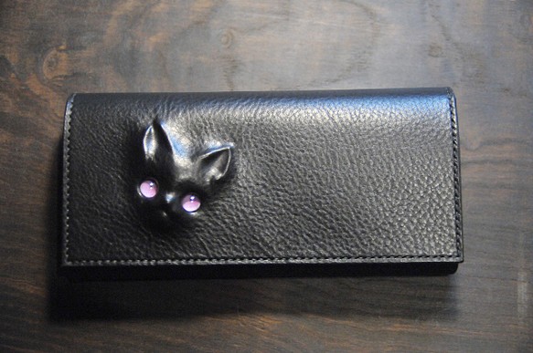 黒猫の長財布（表革：VACCHETTA800、仮セット猫目：パープルeyes）約246ｇ 猫目選べます♪ 1枚目の画像