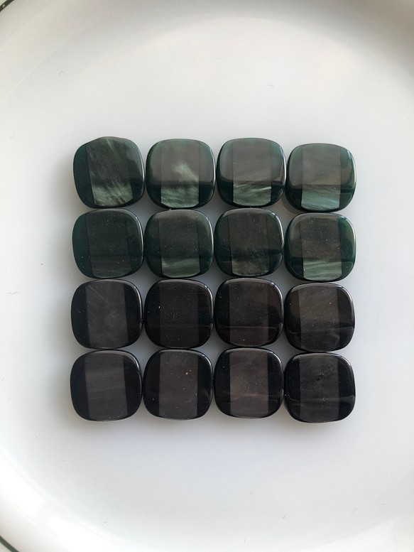 アンティーク ボタン 8個　ビンテージ 昭和 レトロ 個性的 ハンドメイド素材 日本製 ポップ アクセ グリーン　黒 1枚目の画像